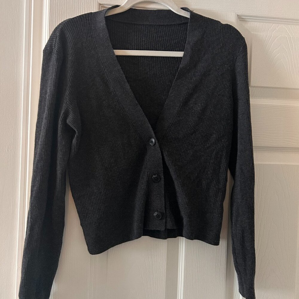 3/$15 🟣 Uniqlo dark grey cardigan, size small